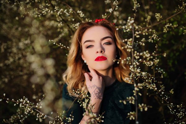 How to Choose the Perfect Length and Style of Dangle Earrings for a Day in Court?